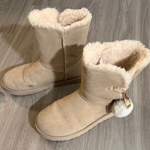 UGG women Classic Short Shearling Boots in Light Tan with Pom Pomwinter boots